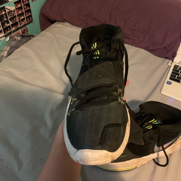 Men’s size 9.5 basketball shoes. - Picture 6 of 7